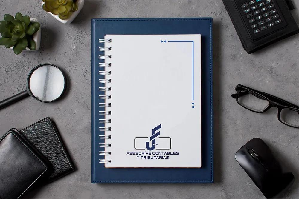 Cuaderno ejecutivo corporativo con logo impreso sobre un escritorio de oficina