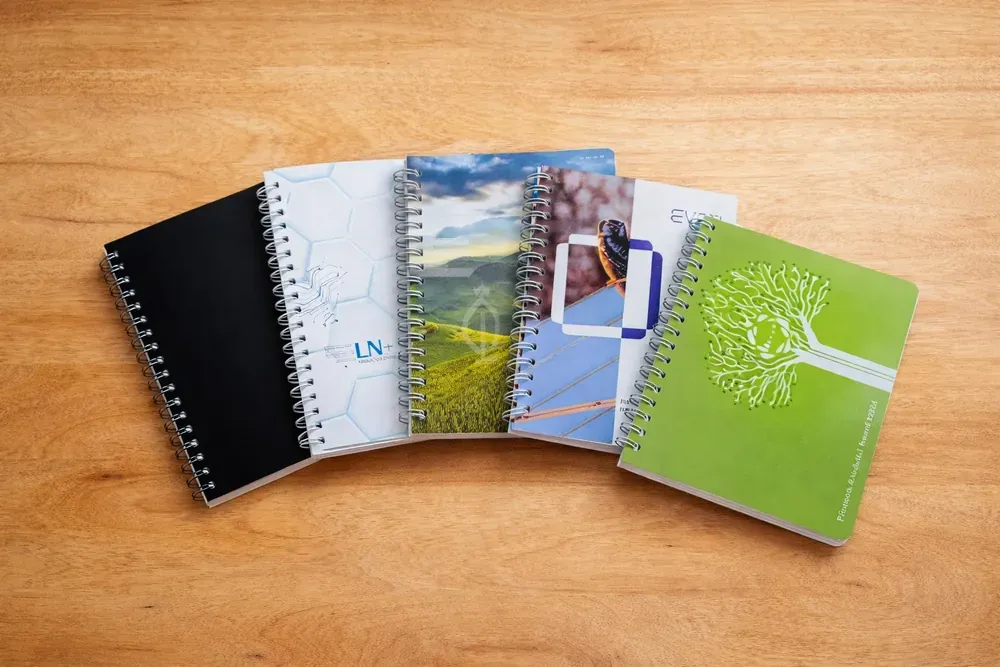 Libretas argolladas con portadas distintas personalizadas con la marca de cada cliente