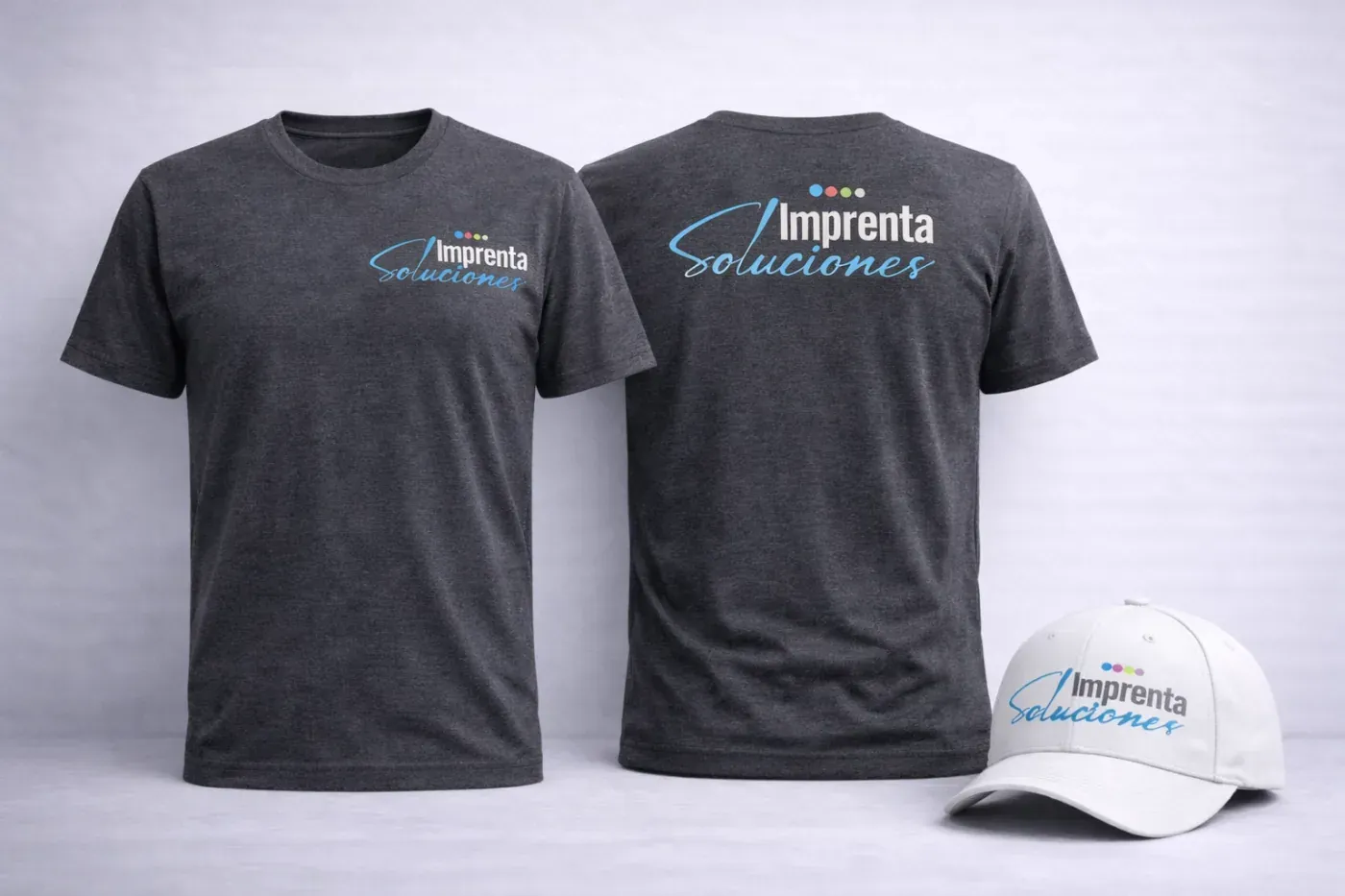 Camisetas corporativas grises con logo estampado y gorra blanca para dotación de empresa
