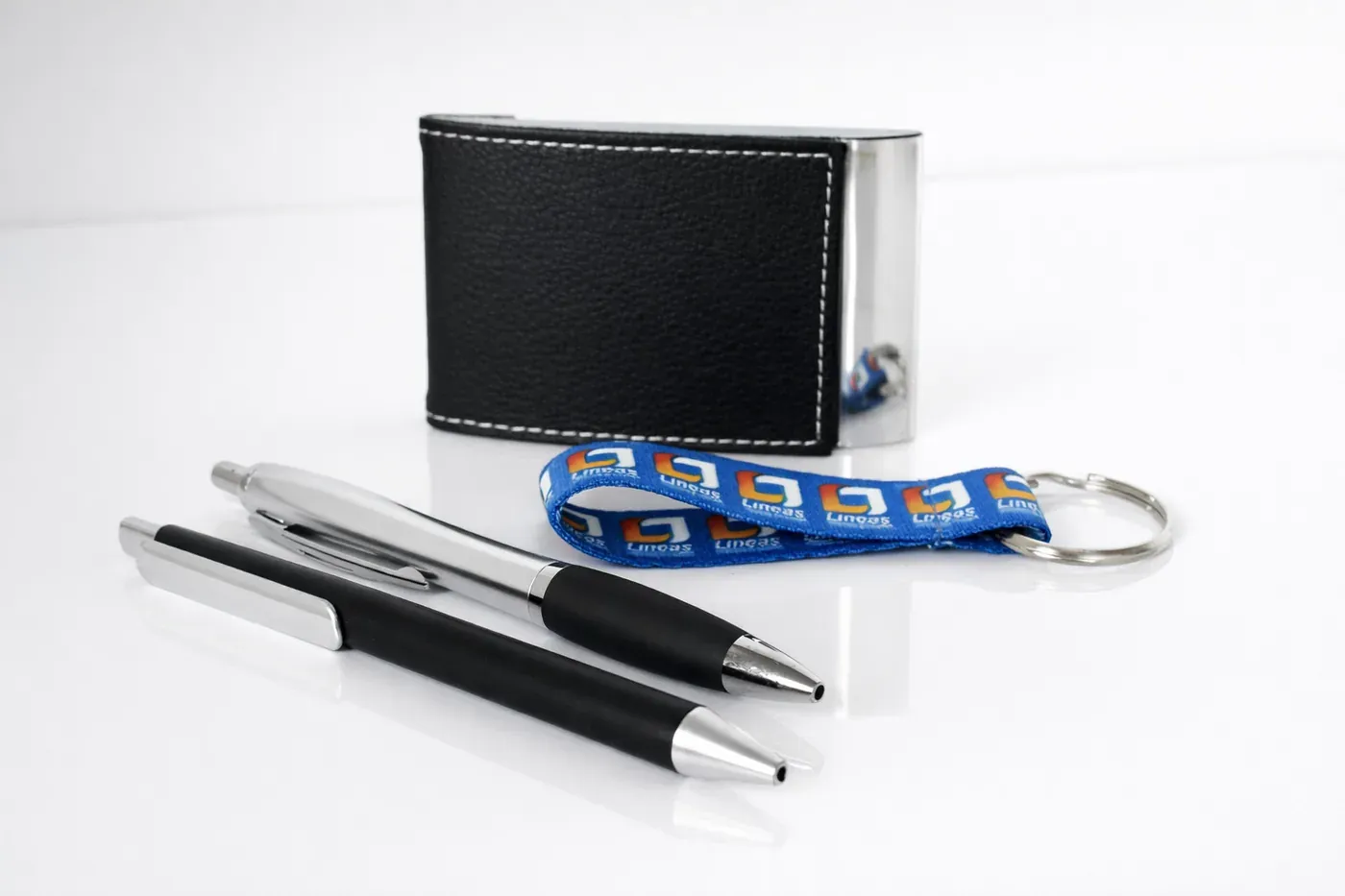 Lapiceros metálicos, billetera y llavero personalizados para regalos corporativos