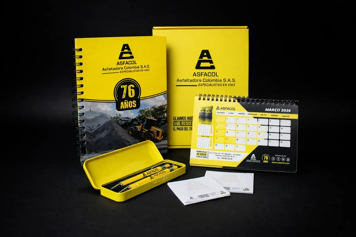 Agenda argollada, calendario de escritorio y estuche amarillo con logo corporativo