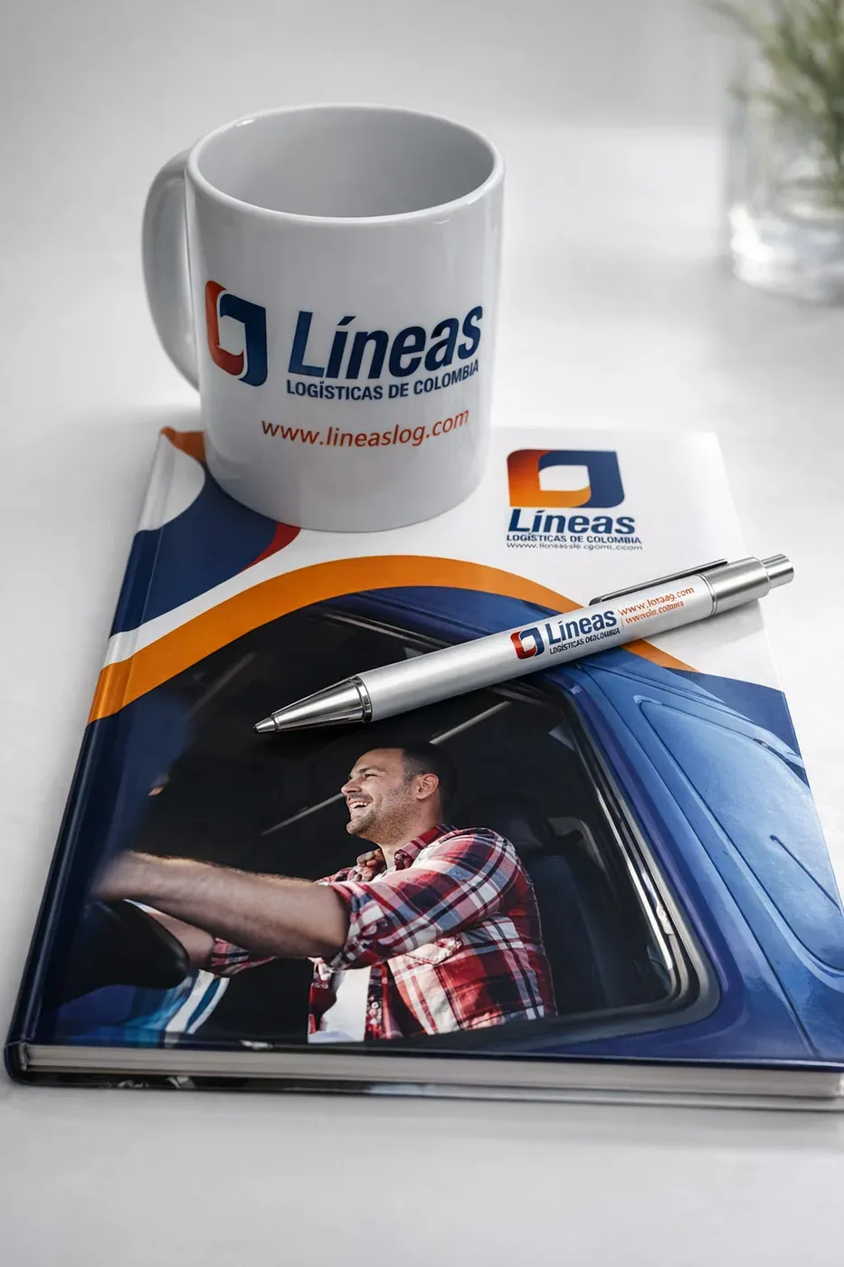 Mug personalizado y cuaderno con diseño corporativo para regalo empresarial en Medellín