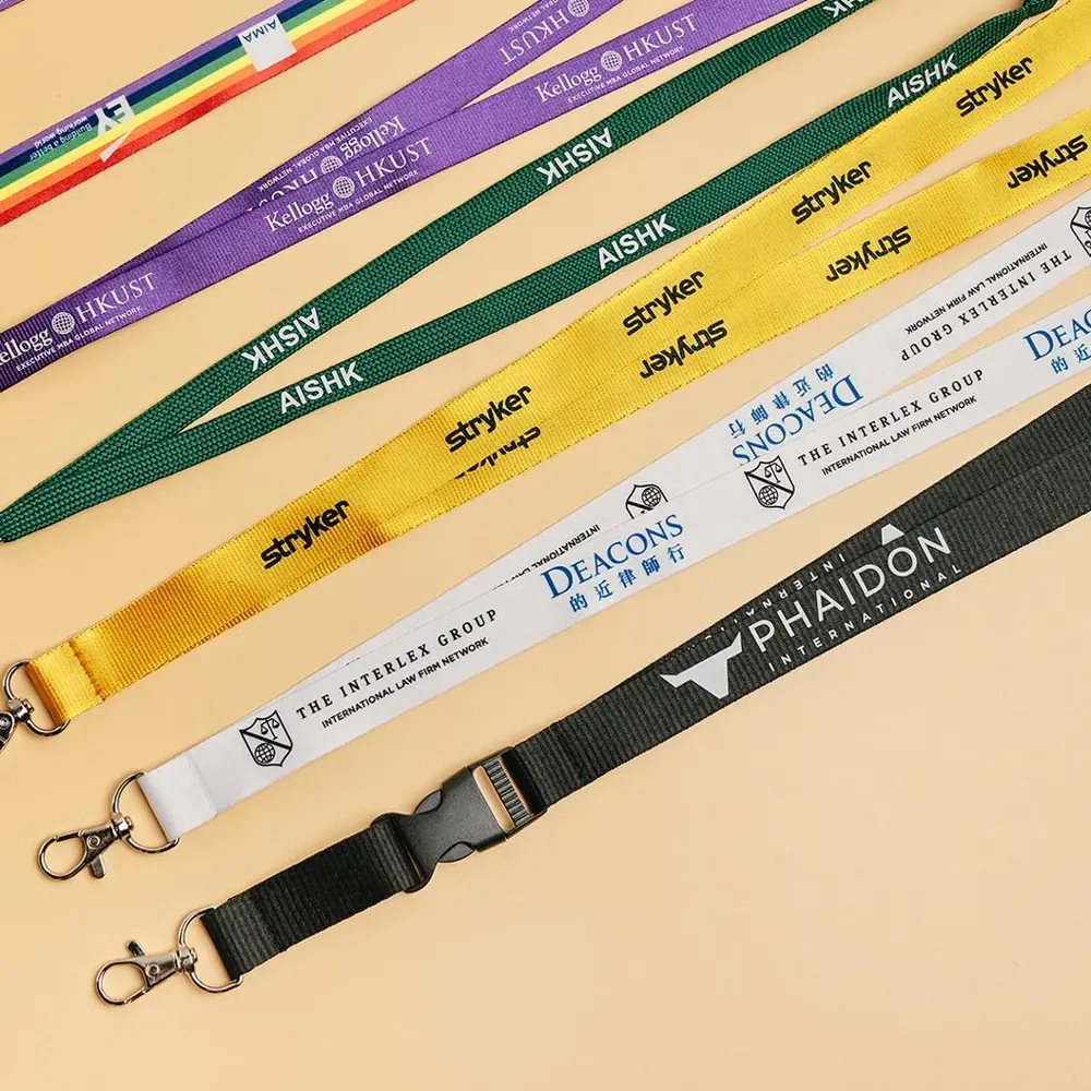 Lanyards de colores personalizados con logos de distintas empresas impresos en Medellín