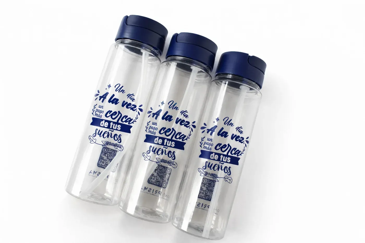 Botellas transparentes personalizadas con frase impresa en azul para souvenirs de empresa