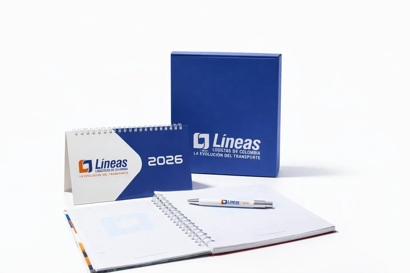 Agenda, calendario de escritorio y caja azul con logo corporativo para regalo empresarial