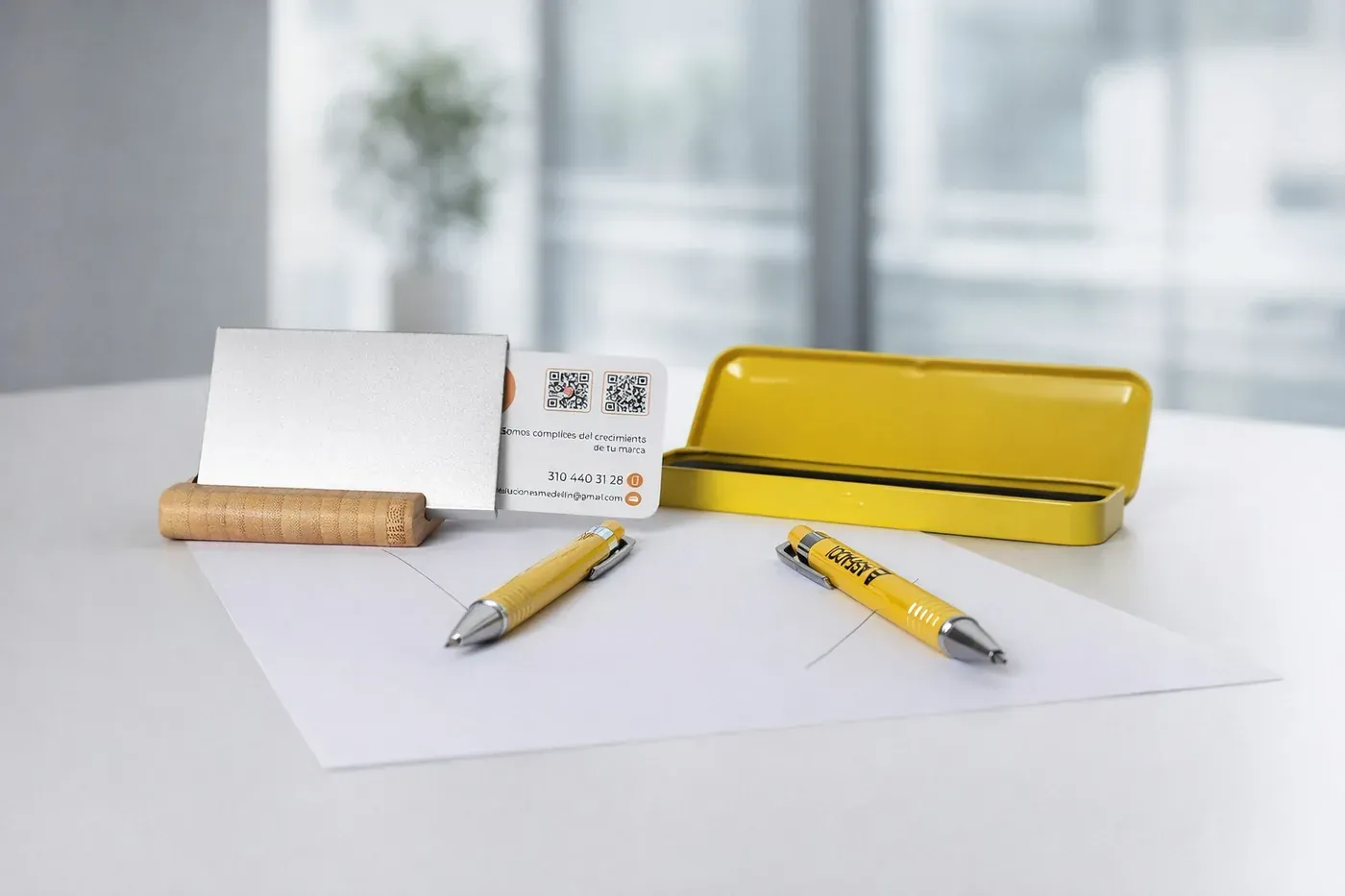 Lapiceros marcados con logo y estuche metálico amarillo para obsequio corporativo