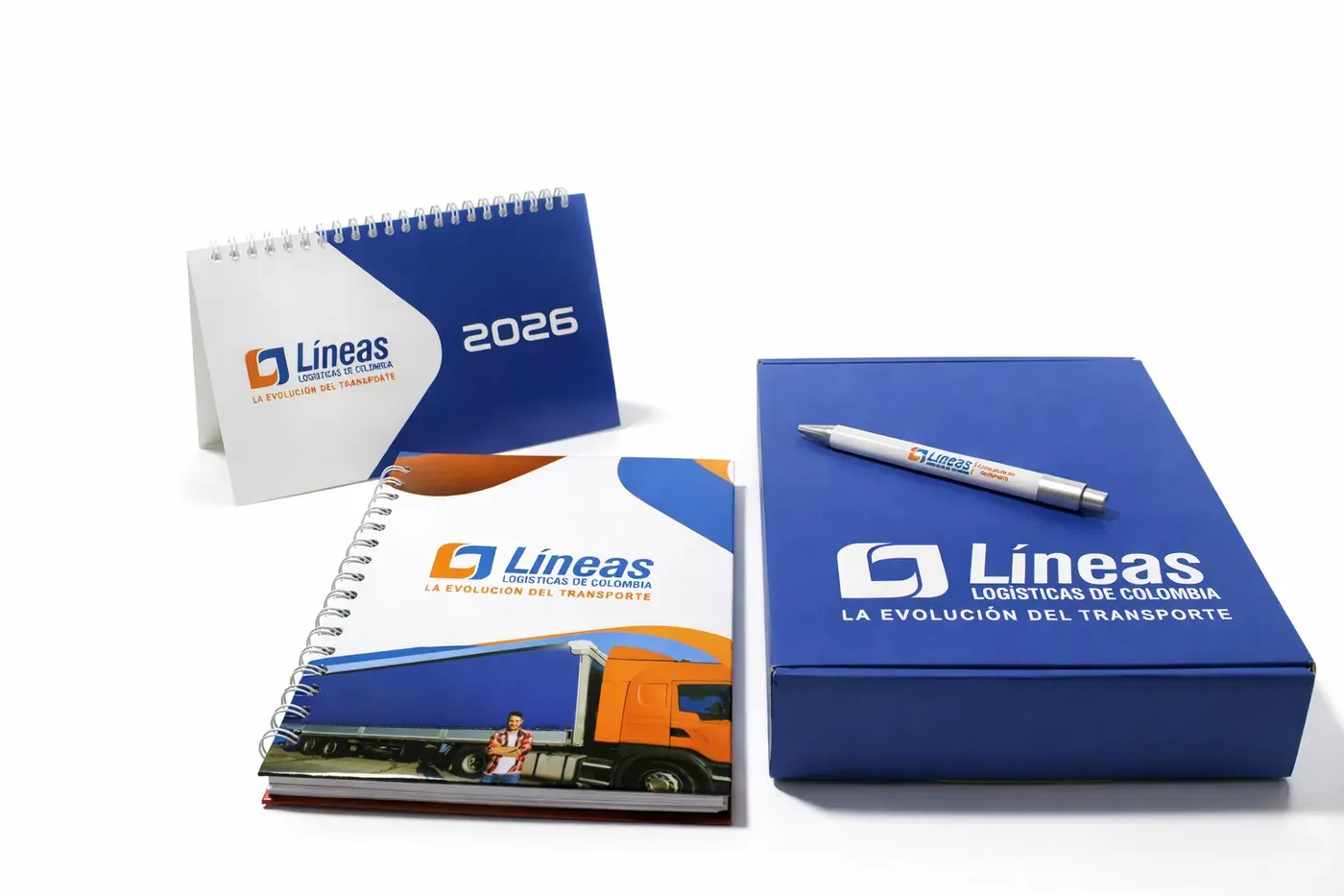 Calendario de escritorio, agenda argollada y caja de regalo azul con logo de empresa