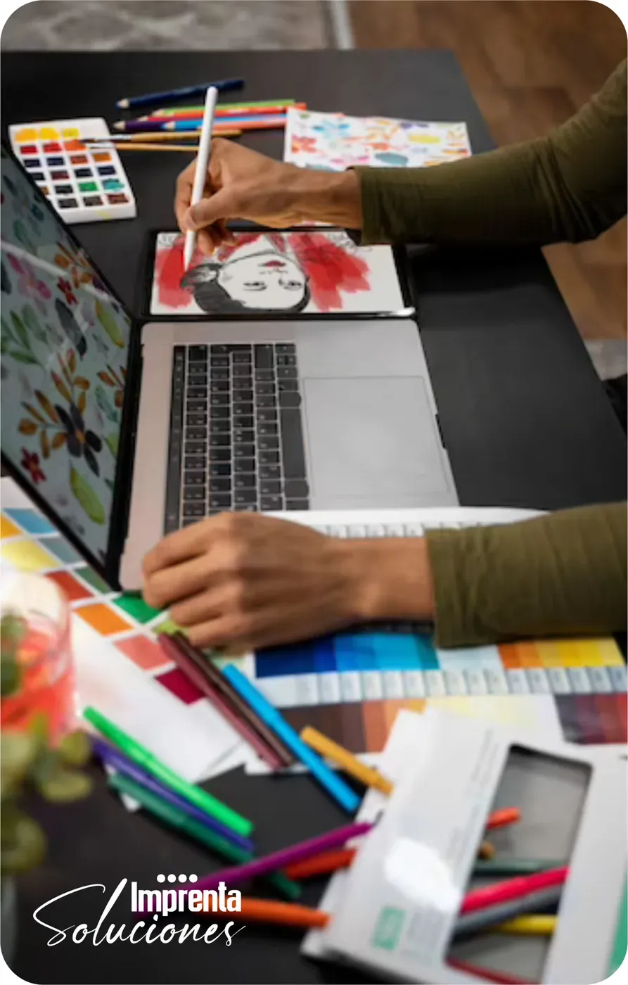 Diseñadora de Imprenta Soluciones revisando color y arte antes de imprimir en Medellín