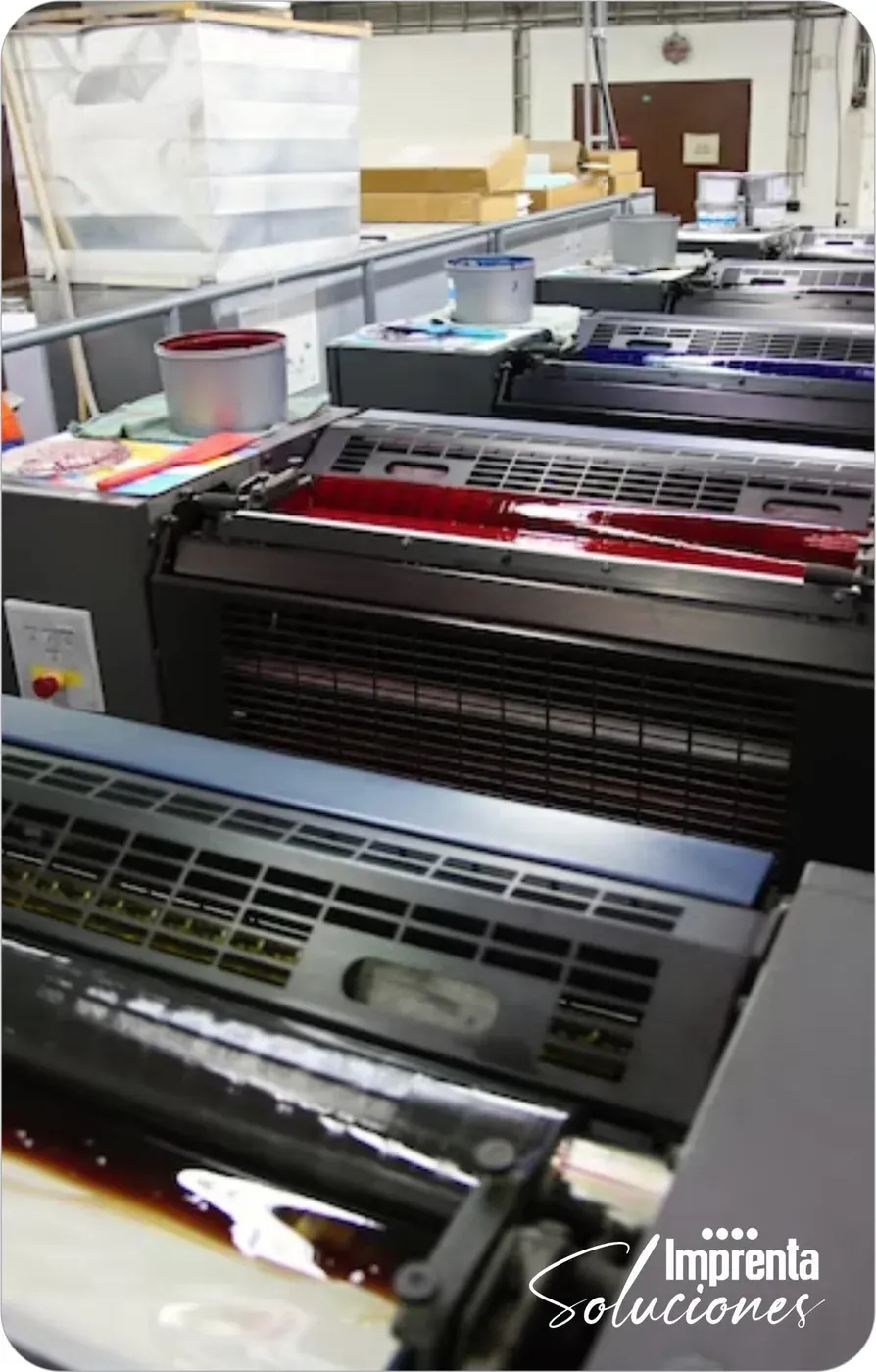 Máquina de impresión offset en funcionamiento dentro de una litografía en Medellín