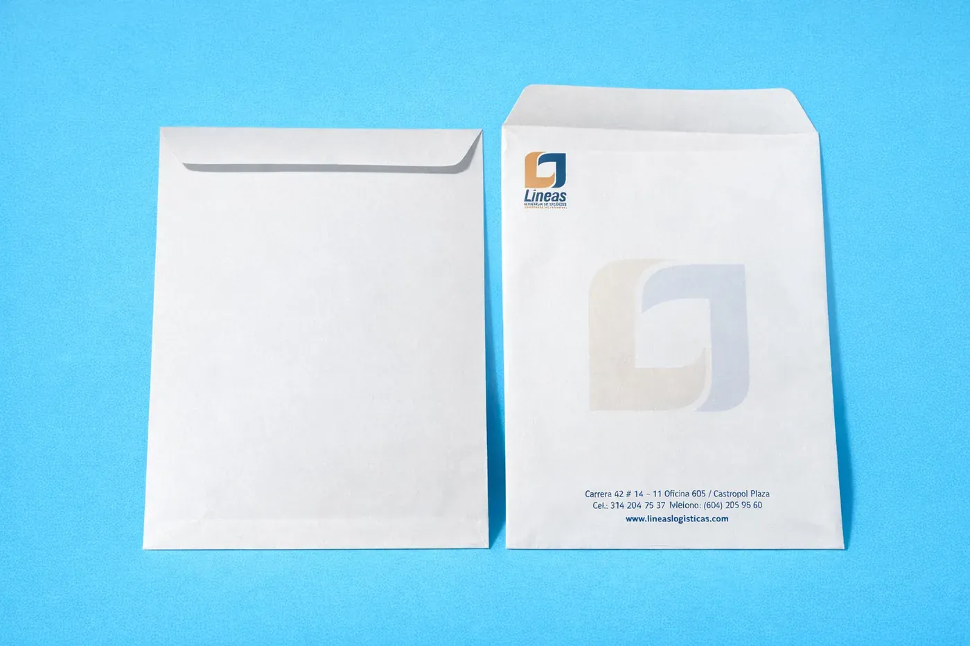 Sobre bolsa blanco con logo corporativo impreso en una imprenta de Medellín