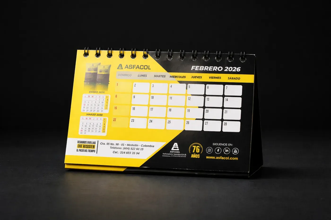 Calendario de escritorio corporativo con logo impreso para regalos empresariales en Medellín